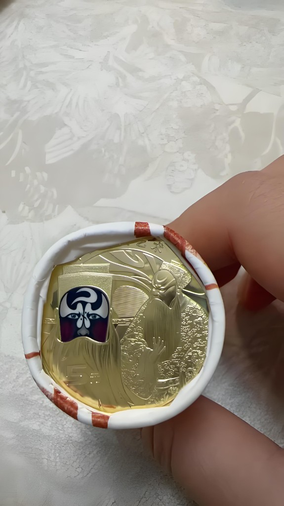 旦角纪念币5元京剧题材纪念币实拍，彩色旦角与净角浮雕设计